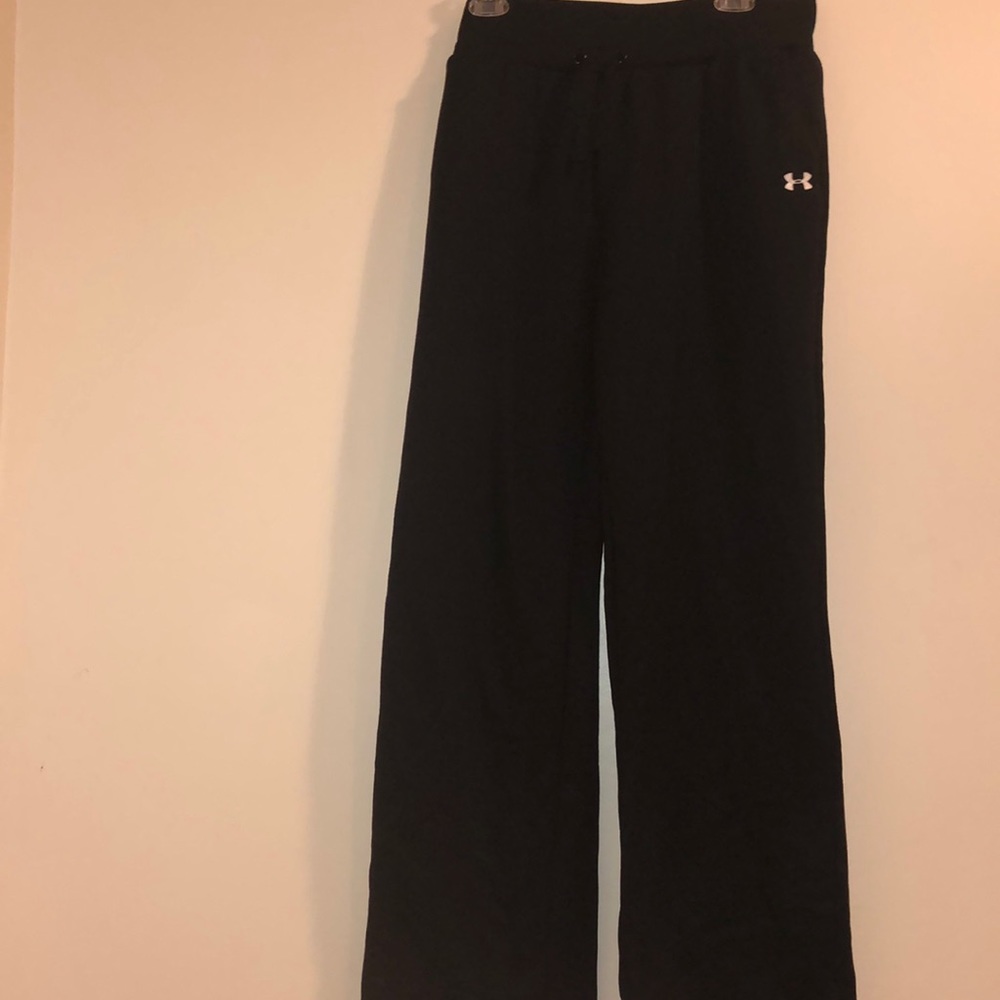 BLACK UNDER ARMOR EXERCISE PANTS!